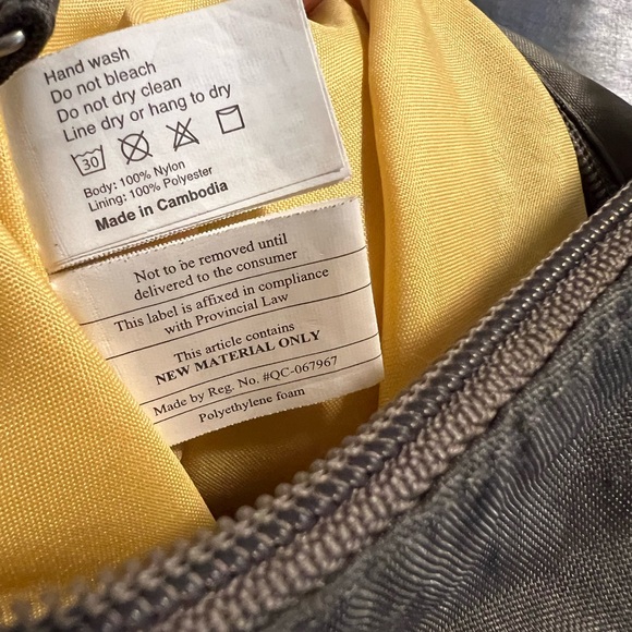 Baggallini Hobo Bag in gray. Lots of pockets. Adjustable strap. Fits lots. - Picture 5 of 6